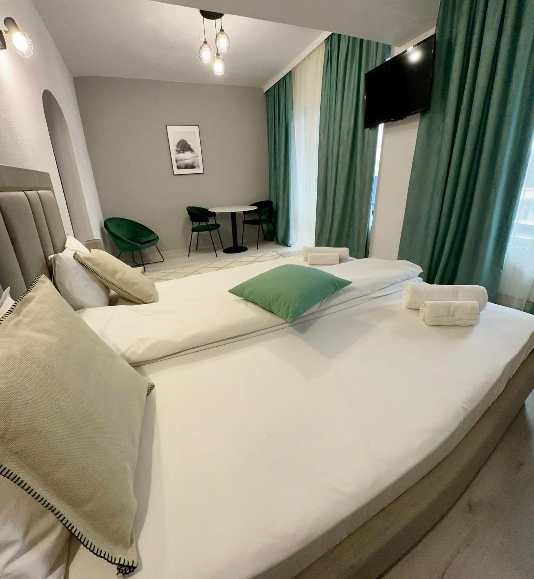 Hotel Green House Κραϊόβα Εξωτερικό φωτογραφία
